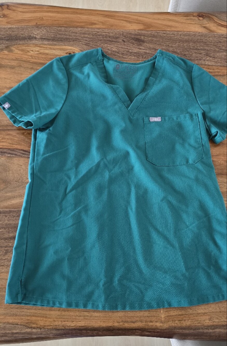Women’s FIGS Catarina One-Pocket Scrub Top in Hunter Green(Size Small)